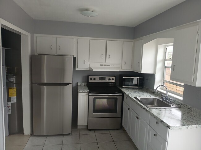 Foto del edificio - 7640 Pembroke Rd