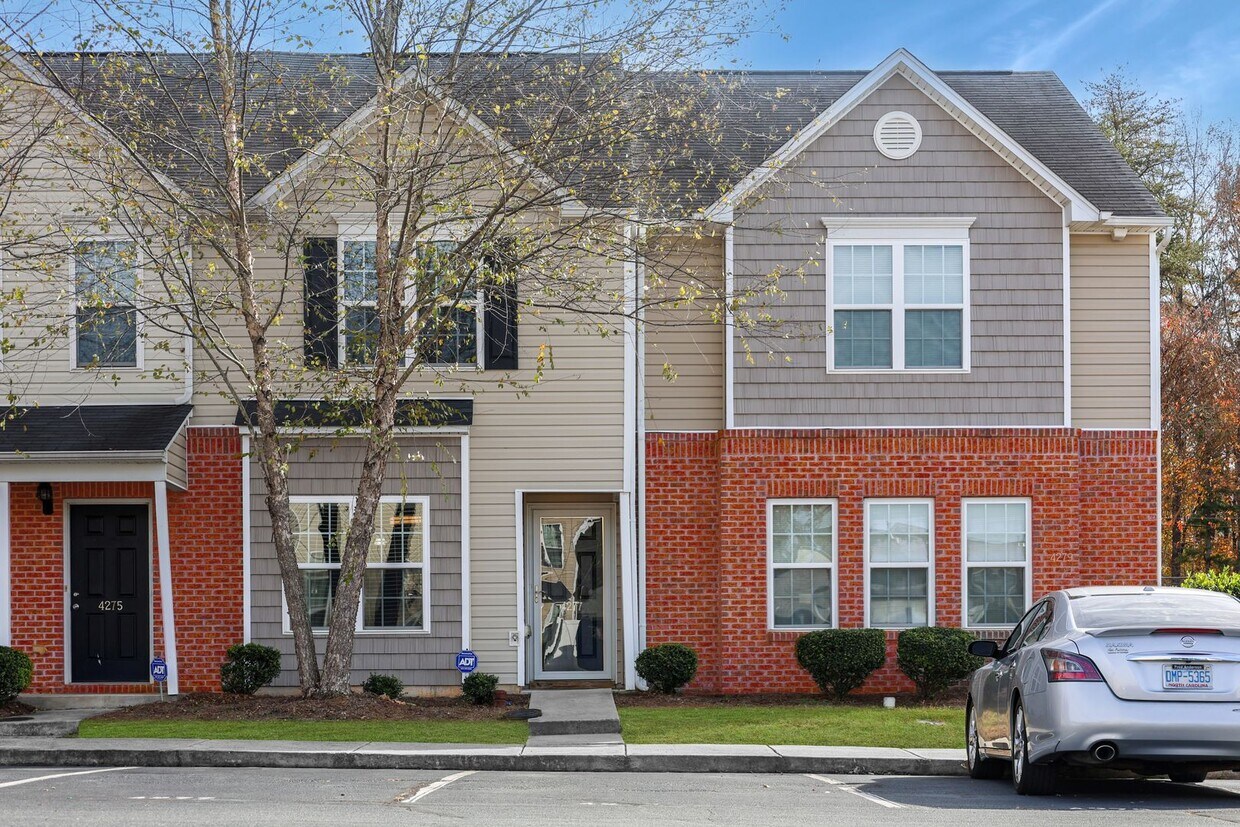 Foto principal - pdated 2BR/2.5BA Townhome with Private Fen...