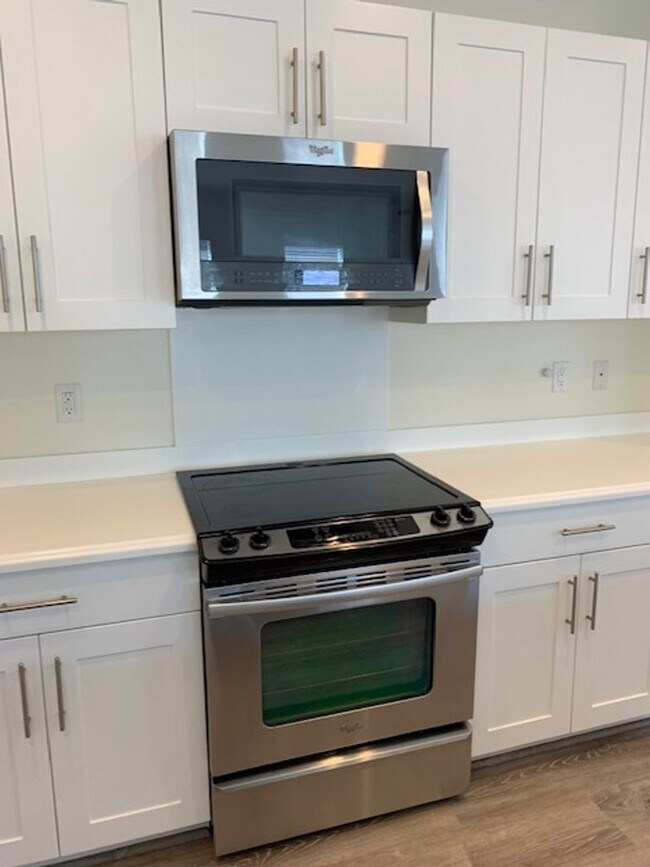 Building Photo - 3 Bed/3 bath Home in the Gated Community o...