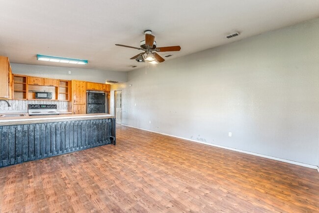 Building Photo - Horse property with shop in country oasis