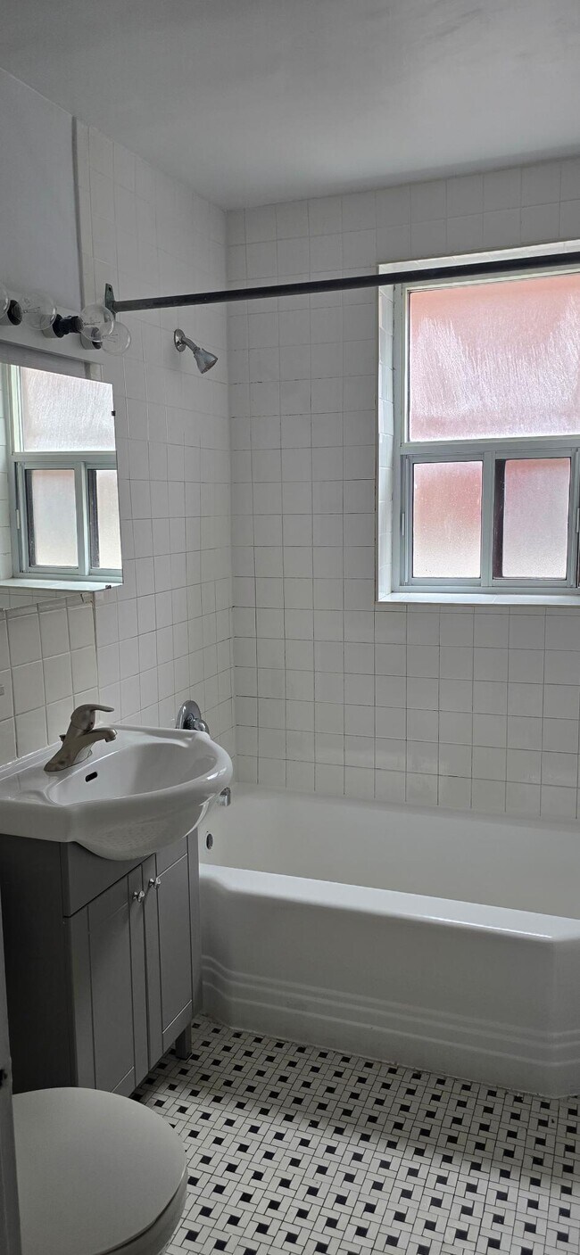 Photo du bâtiment - 1 Bedroom Apartment  on the Kingsway