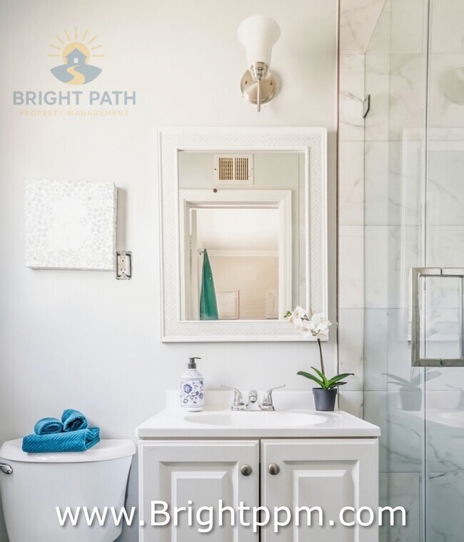 Building Photo - 401 N Rennell Ave