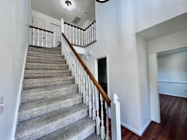 Foto del edificio - Beautiful home in the desirable Wellington...