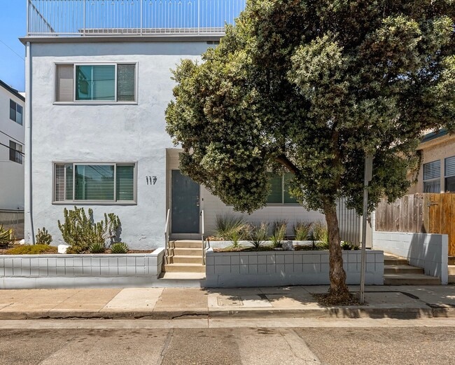 Building Photo - 117 Strand St