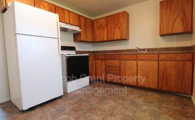 Building Photo - 121 S 2nd W