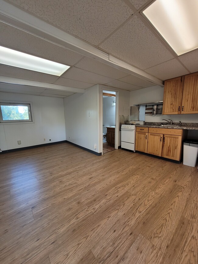 Building Photo - 1128 Hess Ave