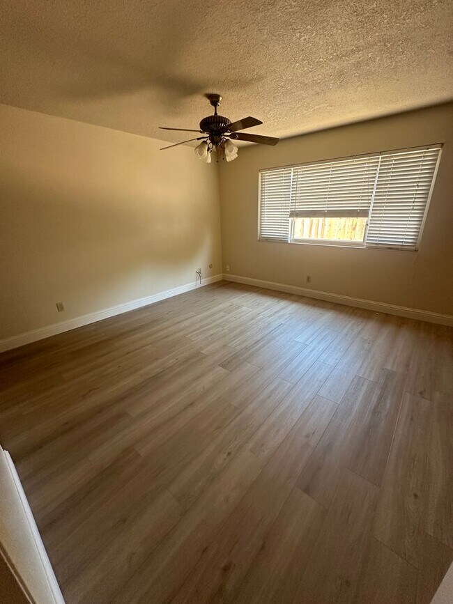 Building Photo - 3/2 in Tracy!