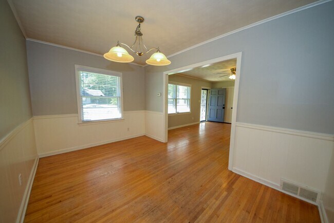 Building Photo - Cute and UPDATED 3 bed 2 bath home near GREAT SCHOOLS.