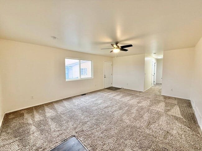 Building Photo - 632 E Clarion Dr