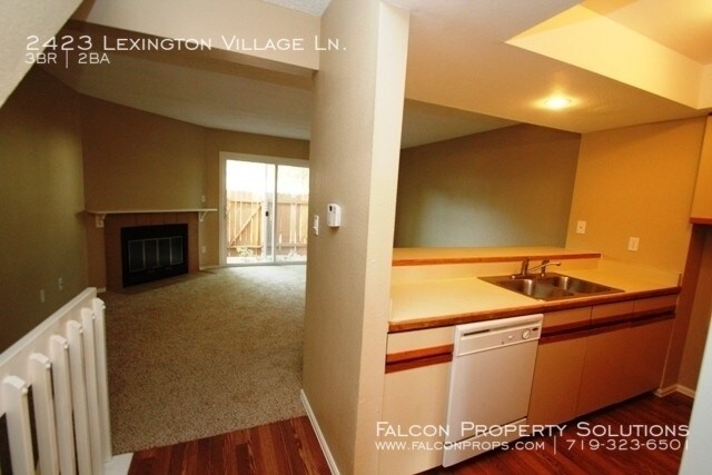 Building Photo - 2423 Lexington Village Ln