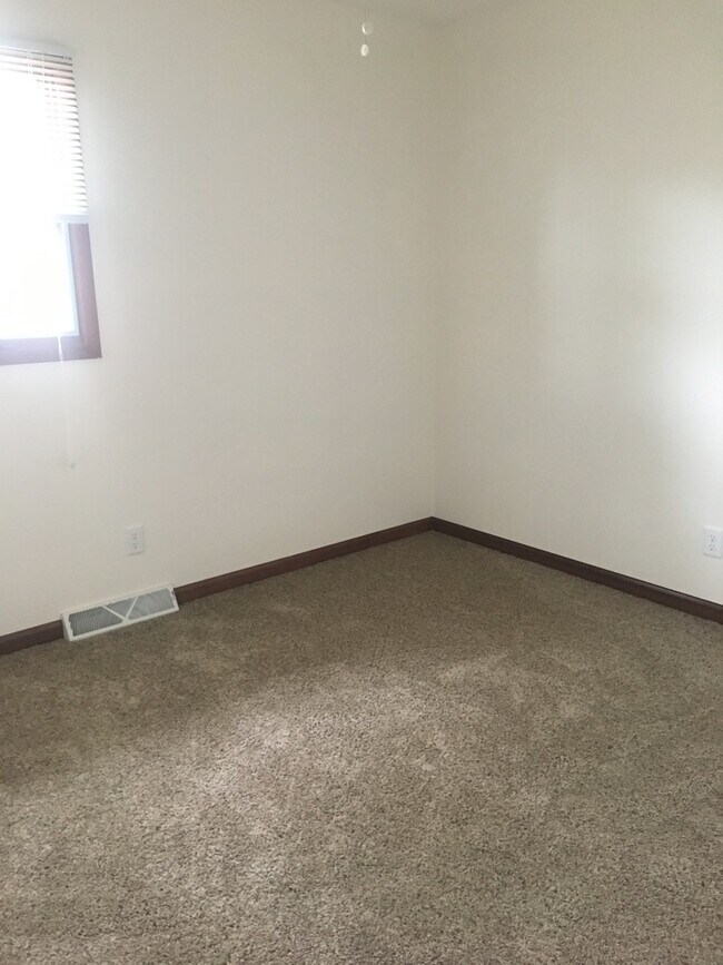 Foto del edificio - Updated Madison West, Two Bedroom, One Bathroom Duplex