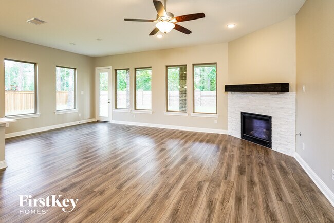 Foto del edificio - 5003 Wooded Lake Dr
