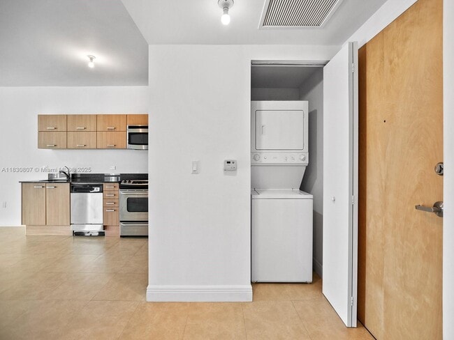 Building Photo - 350 S Miami Ave