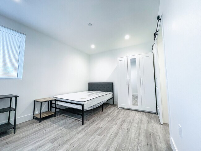 Foto del edificio - 1426 W 38th St