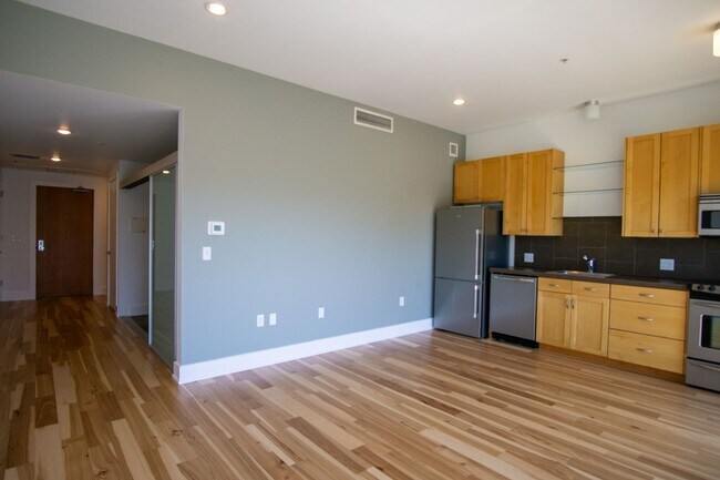 Building Photo - Slabtown: Beautiful One-Bedroom with Condo Finishes + W/D!