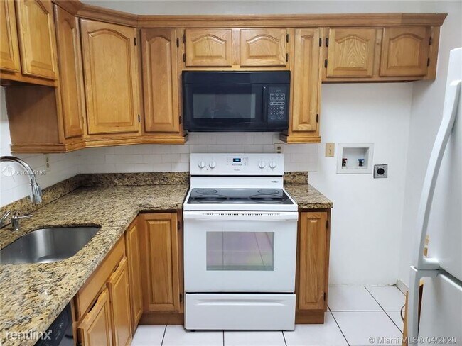 Building Photo - 9678 Fontainebleau Blvd