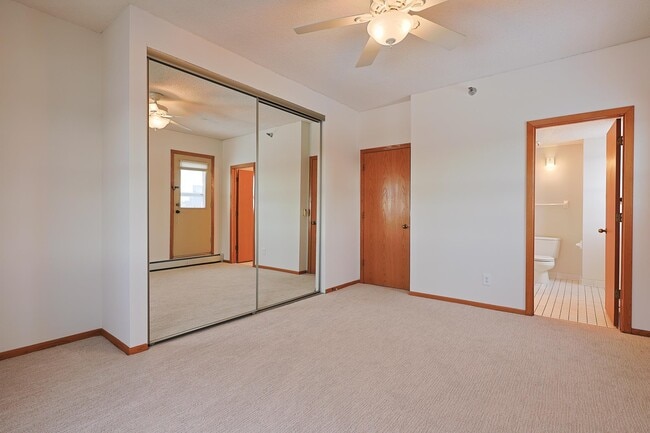 Building Photo - Kenwood Gables