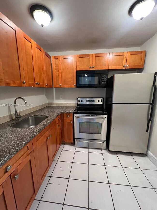 Foto del edificio - 486 NW 165th St