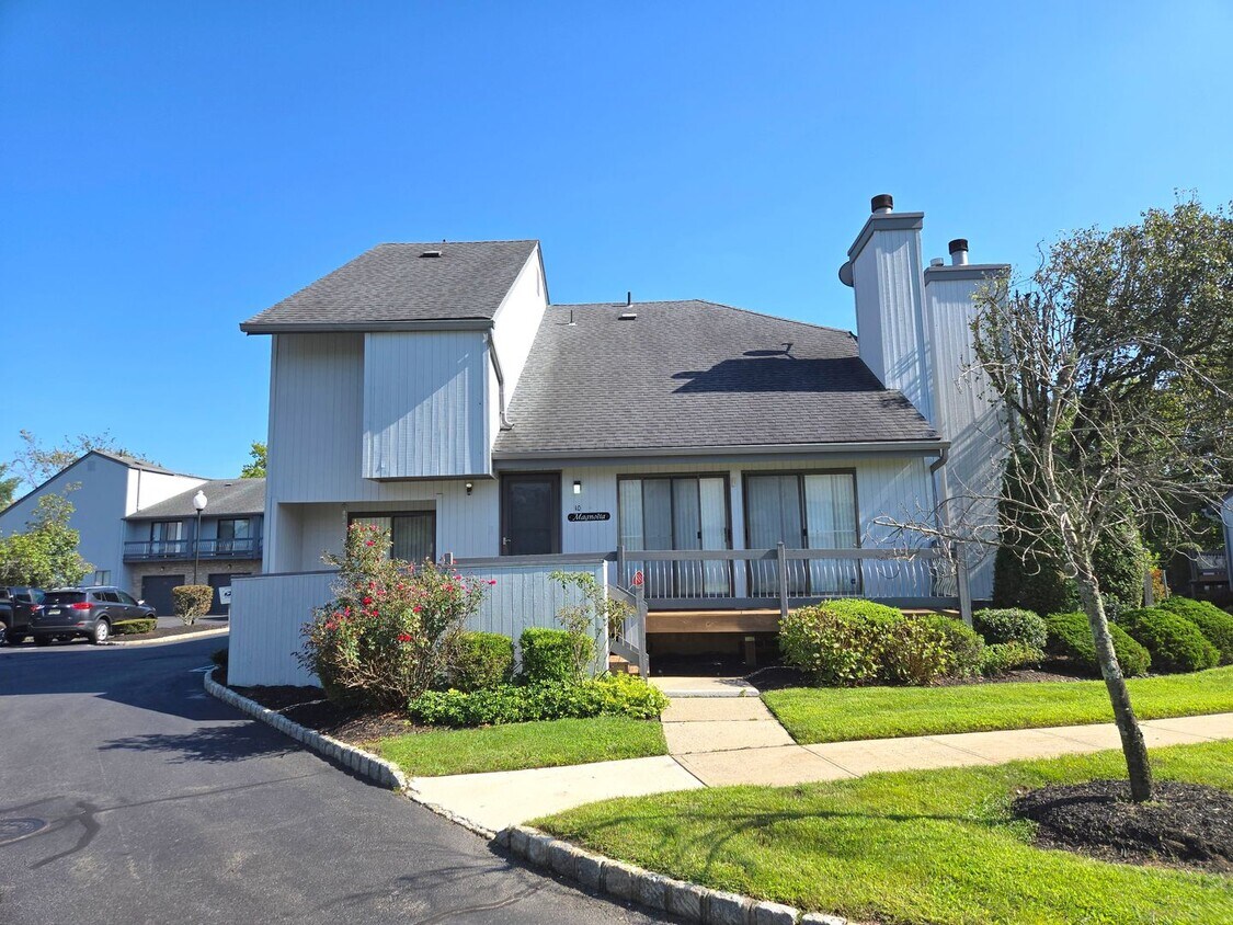 Primary Photo - Spacious, freshly painted end-unit townhou...
