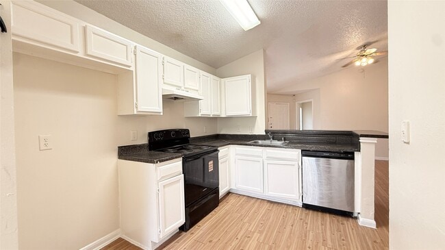 Foto del edificio - 15821 Ridgecroft Rd