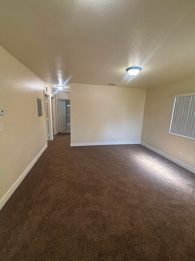 Building Photo - 325 E 60th St