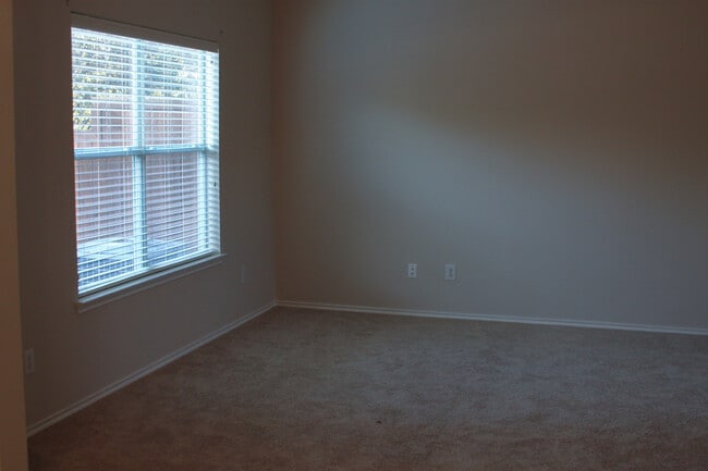 Living Room - 3217 Judge Holland Ln