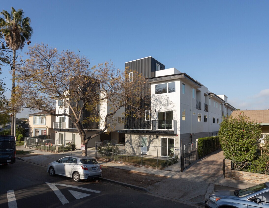 Alternate - 945 N Oxford Ave