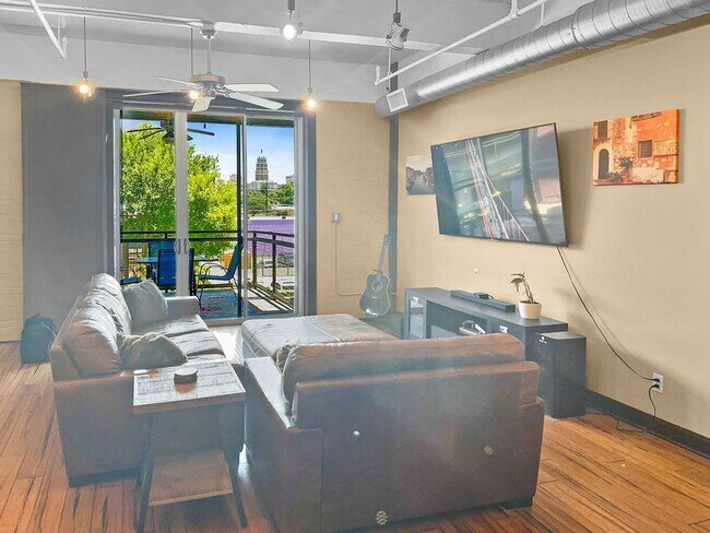 Foto del edificio - Modern Downtown Condo with Stunning City V...