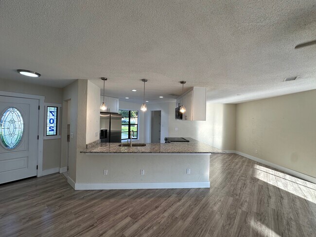 Building Photo - 702 Green Rd