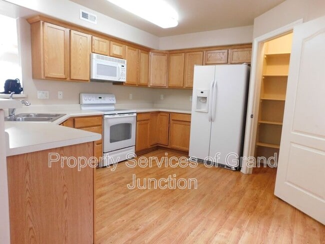 Building Photo - 3136 Shamrock Dr