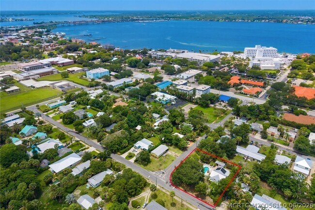 Foto del edificio - 705 SE Stypmann Blvd