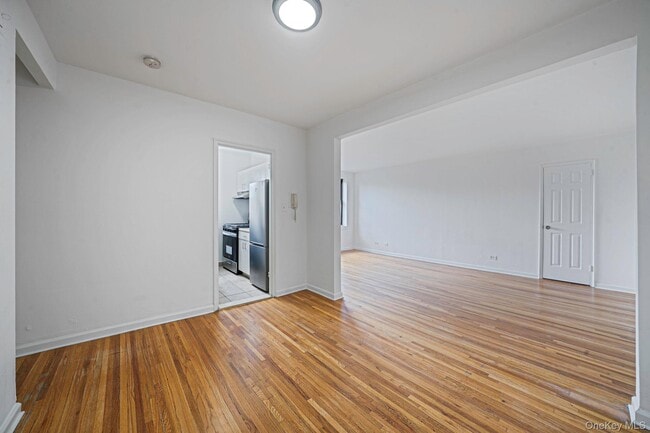 Foto del edificio - 143-50 Hoover Ave