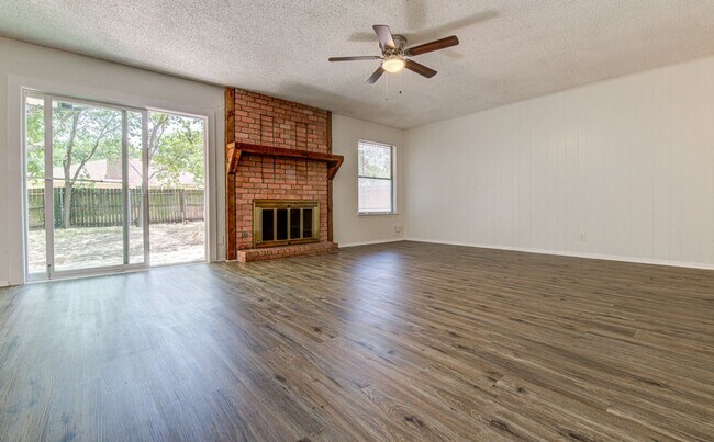 Building Photo - 10105 Woodland Village Dr