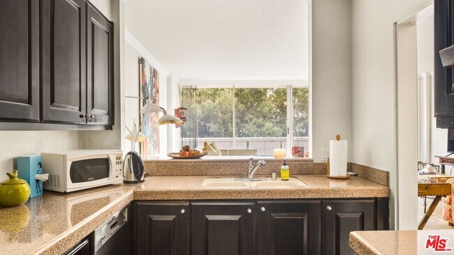 Foto del edificio - 8787 Shoreham Dr