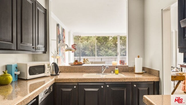 Building Photo - 8787 Shoreham Dr