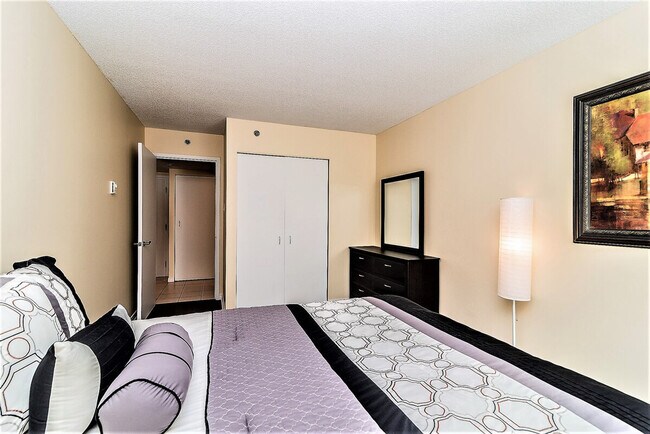 Building Photo - 178 Rue Sainte-Catherine E