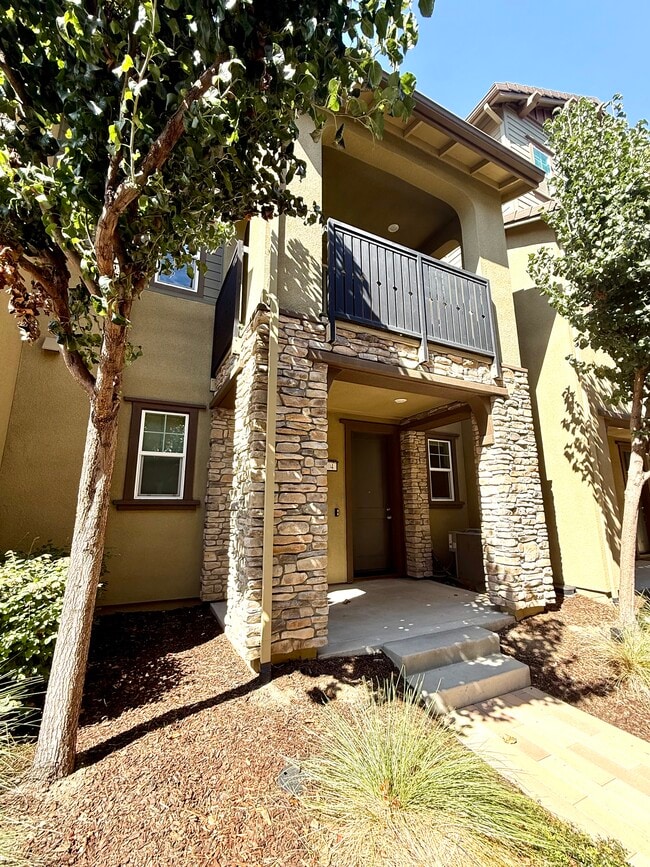 Building Photo - 204 Plum Tree St