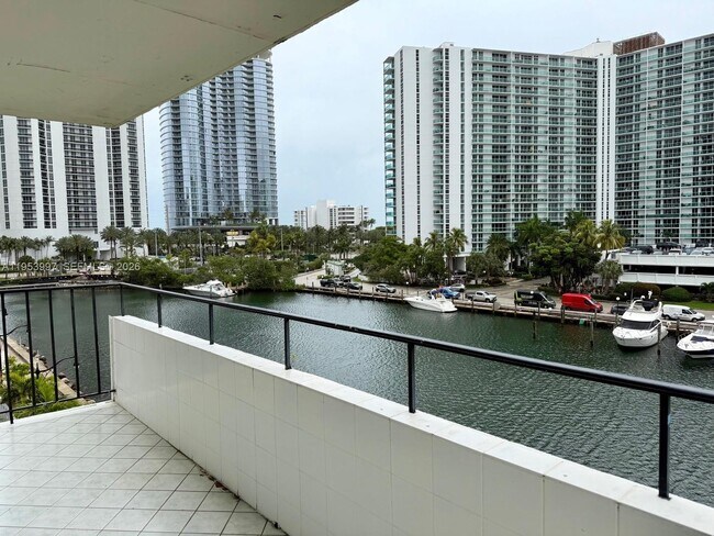 Foto del edificio - 220 Kings Point Dr