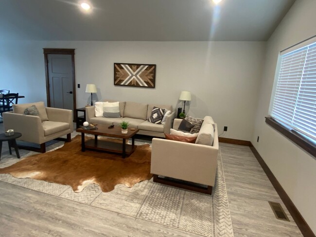 Foto del edificio - Beautifully Furnished 3 bed/2bath Hamilton...
