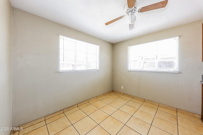 Building Photo - 2753 W Lawrence Ln