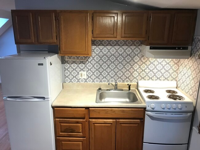 Kitchen - 125 Charles River St
