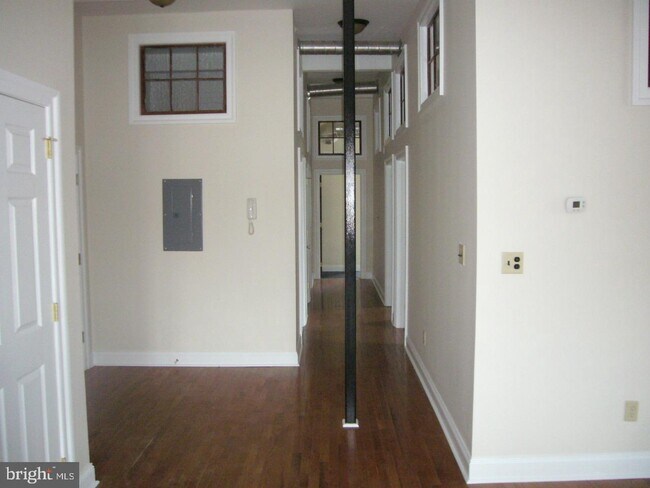 Building Photo - 345 W Chestnut St