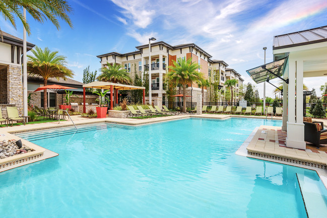 Resort-style swimming pool - Nona Park Village Apartments