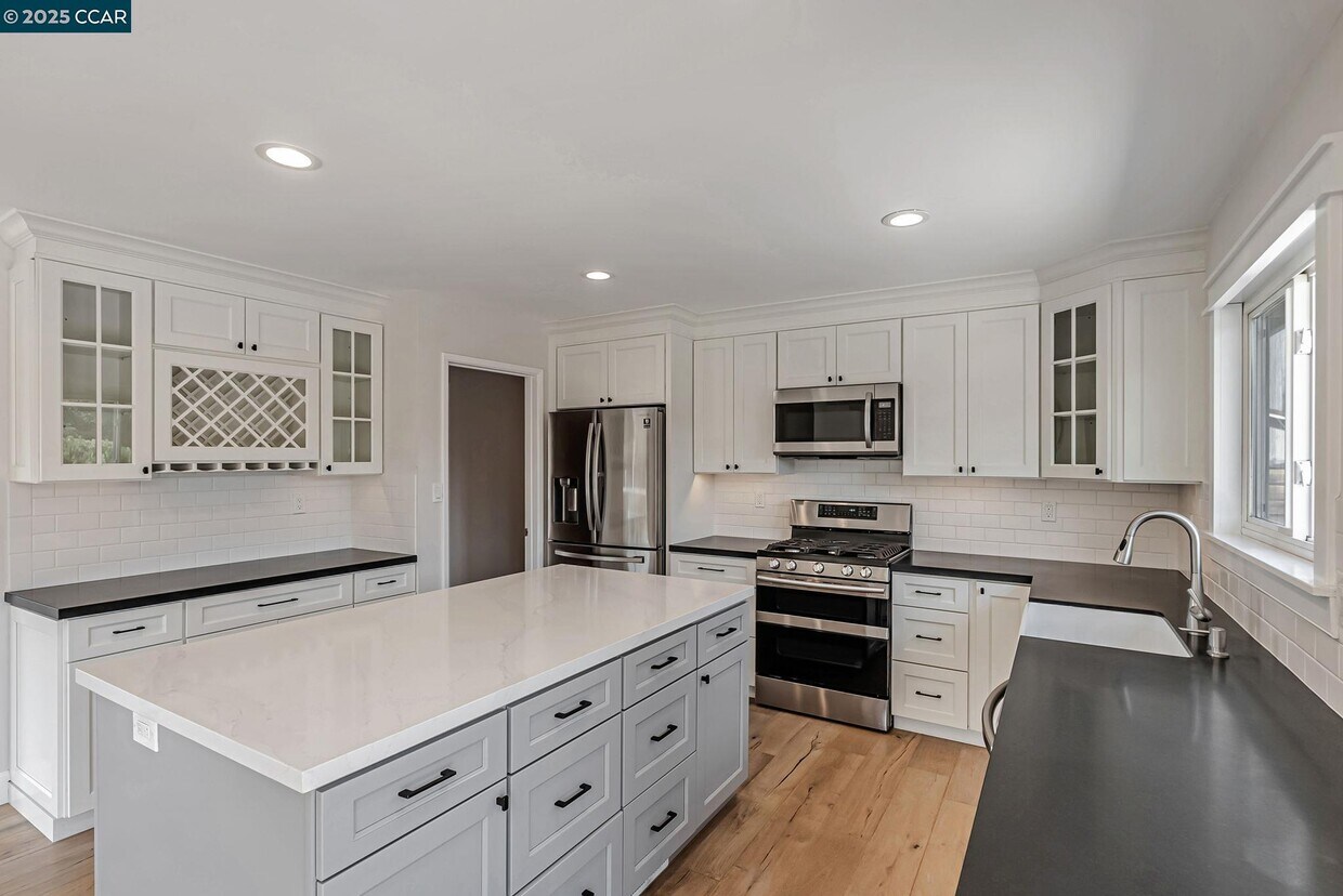 Foto principal - 5891 Caulfield Dr