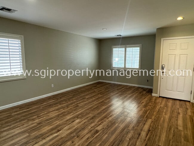 Building Photo - 4 bedroom Youngtown home for rent