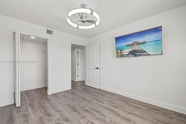 Foto del edificio - 470 S Park Rd