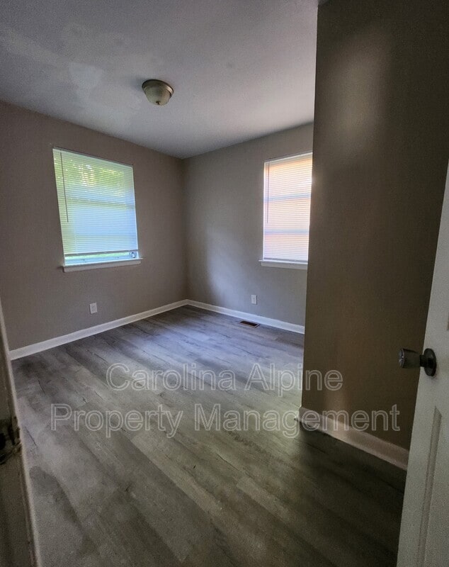 Building Photo - 1733 Finchley Dr