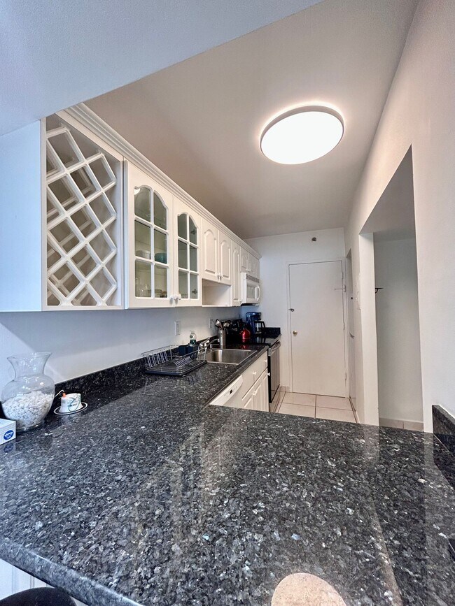 Building Photo - 100 Lincoln Rd