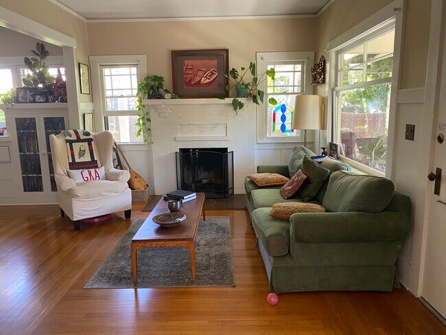 Wood Burning Fireplace - 420 W Quinto St