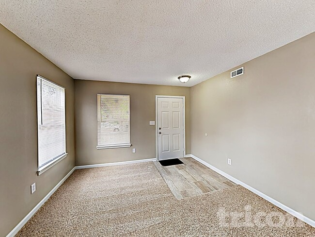 Foto del edificio - 5635 High Timber Ln